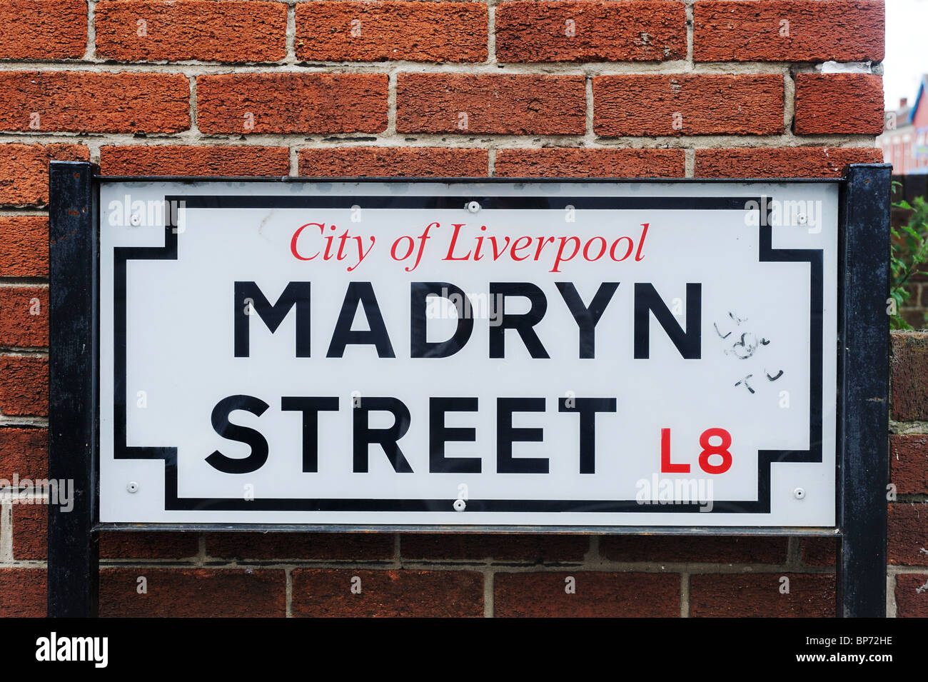 Nom de rue signe pour Madryn Street, Dingle, Liverpool. Le batteur des Beatles, Ringo Starr, est né à numéro 9 Madryn Street. Banque D'Images