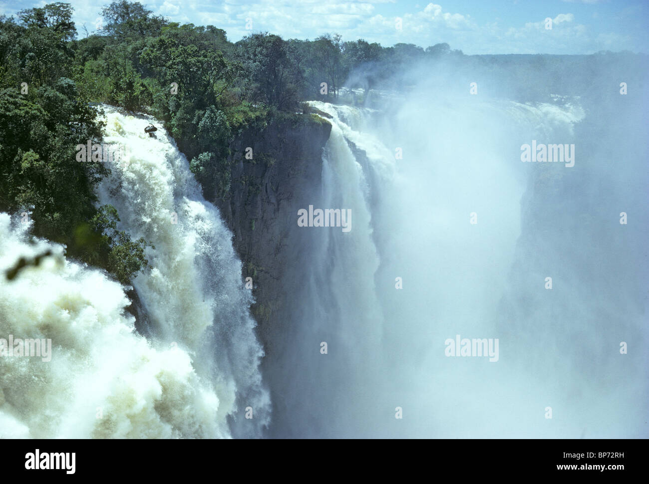 Les chutes Victoria sur le fleuve Zambèze. À partir de la gauche, de la cataracte La Cataracte, Devil's Island et la main falls. Banque D'Images