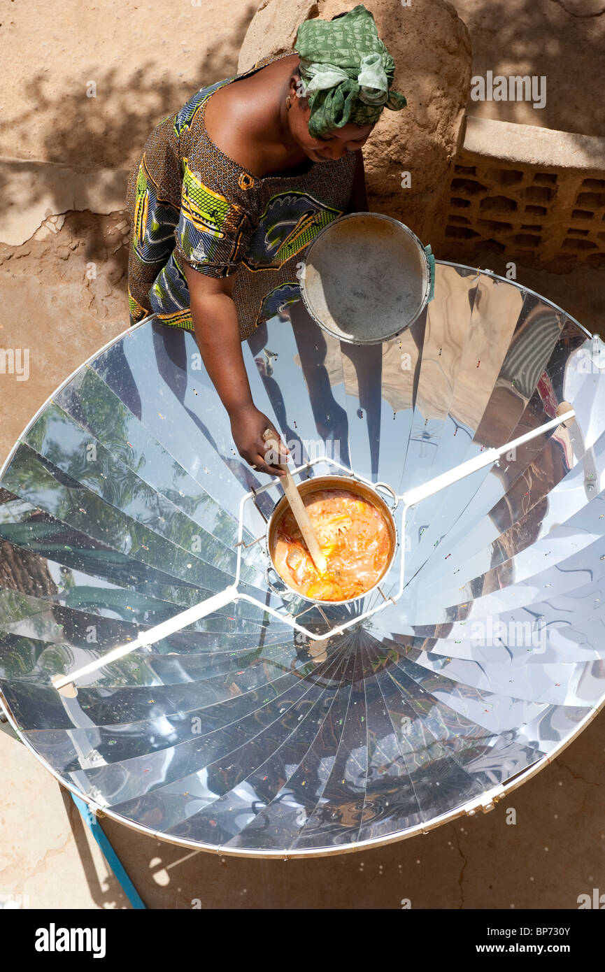 L'Afrique de l'Ouest Mali Bandiagara en Pays Dogon, la femme à la préparation des aliments La cuisinière solaire Banque D'Images