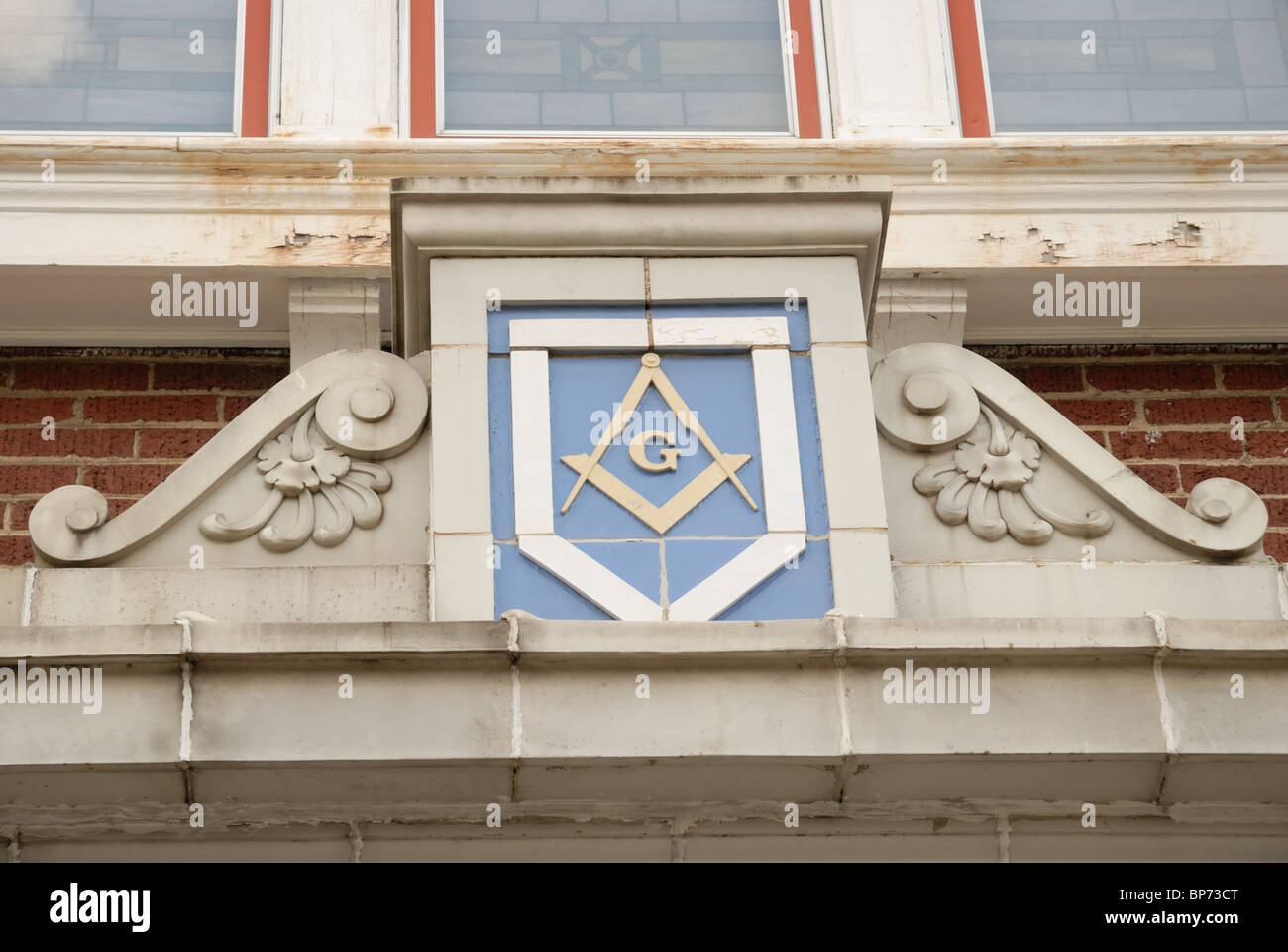 Maçons square et le symbole de la boussole sur un Mason's Lodge. Banque D'Images