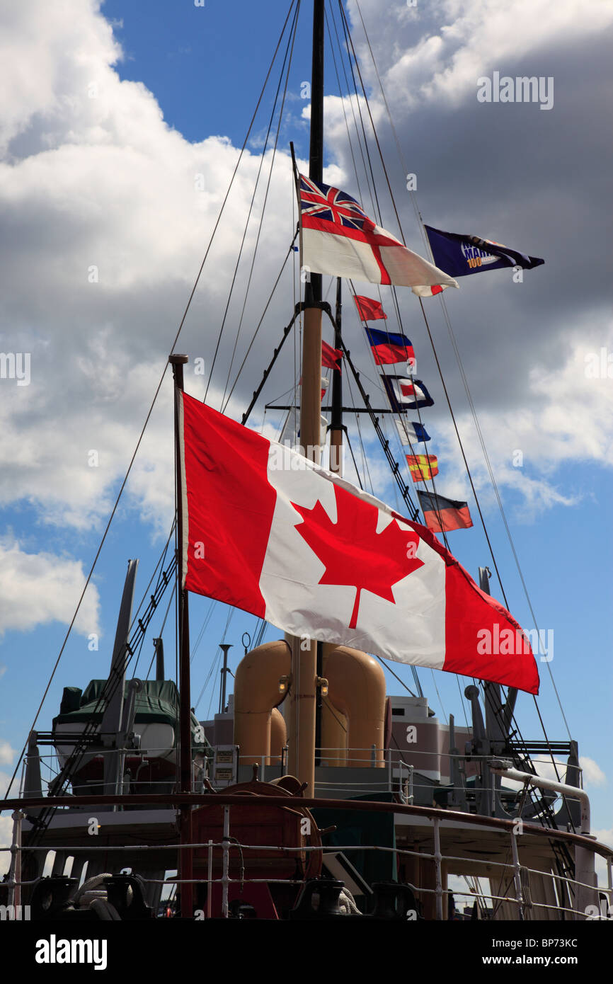 Drapeau canadien sur la voile dans le port de Halifax, Nouvelle-Écosse, Canada, Amérique du Nord. Photo par Willy Matheisl Banque D'Images