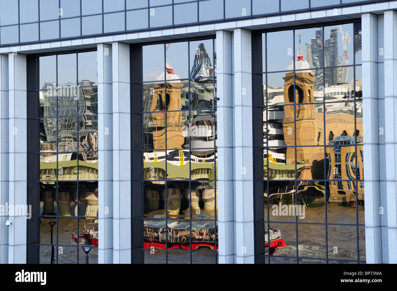 Southwark Bridge, Tamise et ville de Londres reflètent les bâtiments dans une fenêtre, London, England, UK Banque D'Images