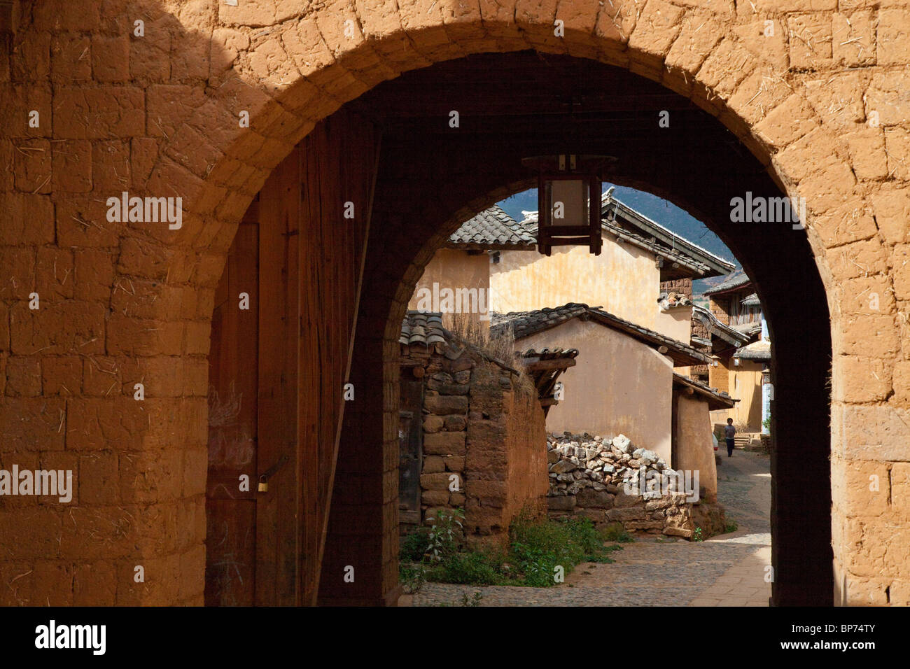 Ancienne porte de la ville au village Shaxi, Province du Yunnan, Chine Banque D'Images