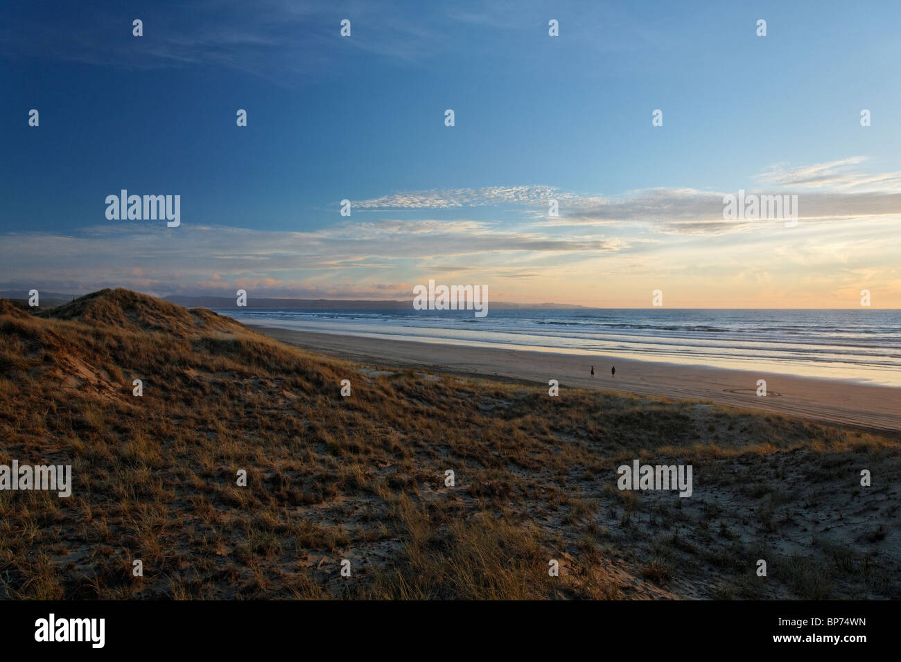 Au coucher du soleil Vue d'Niethy Mile Beach, en Nouvelle-Zélande Banque D'Images