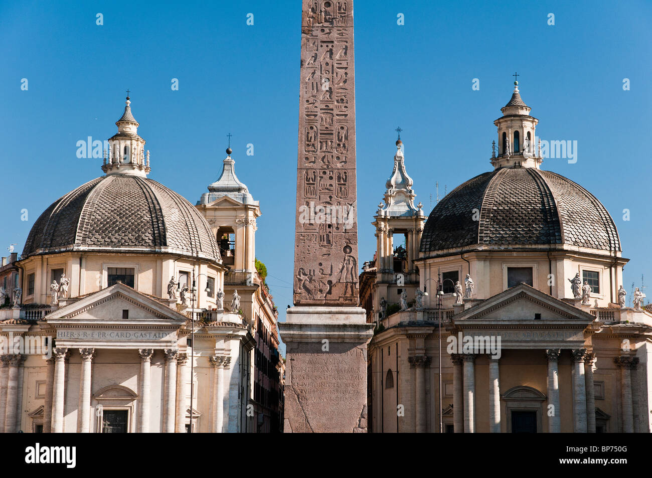 La Piazza del Popolo avec l'obélisque de Ramsès II dans le centre et les deux églises à l'arrière, Rome, Italie Banque D'Images
