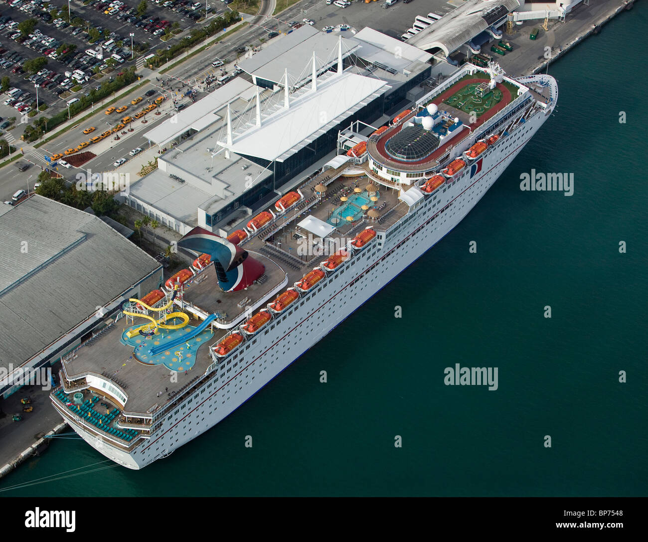 Vue aérienne au-dessus du bateau de croisière amarré Port de Miami en Floride Banque D'Images