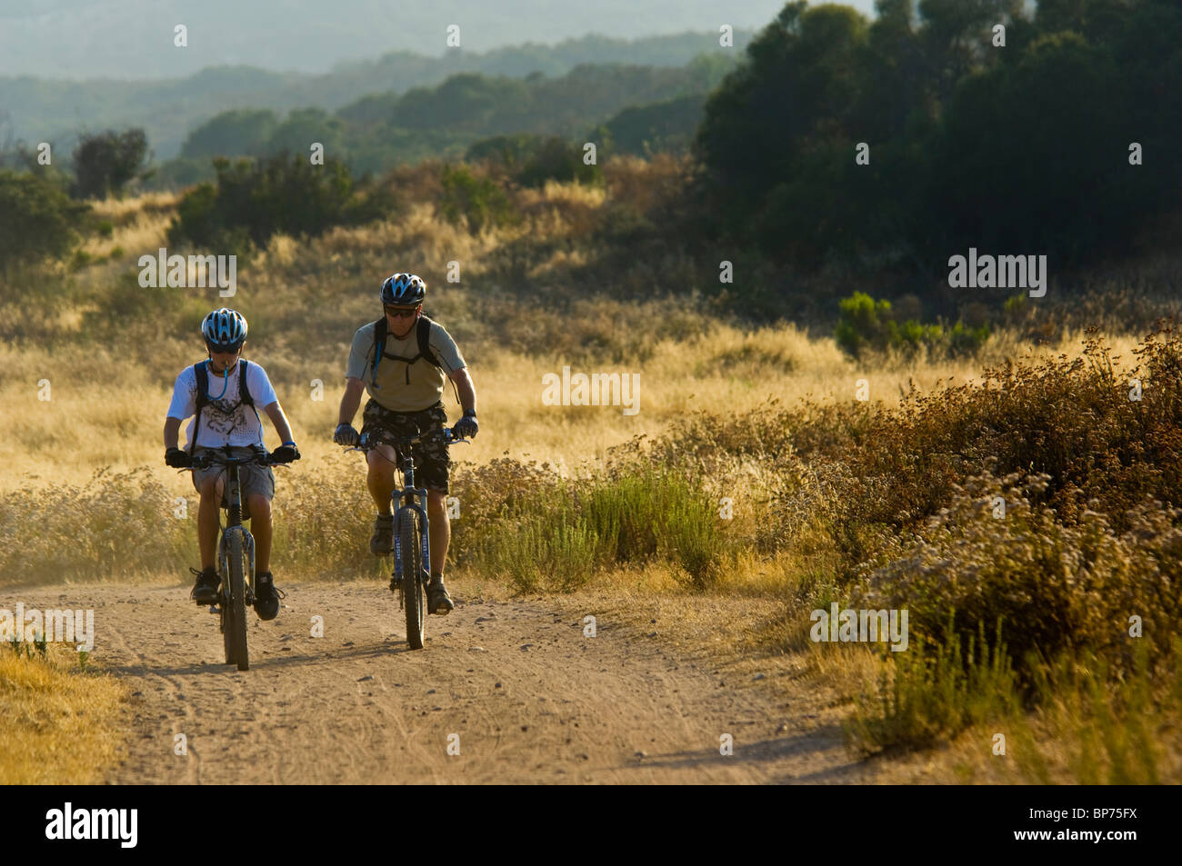 Mountain Bikers on dirt trail à travers le Canyon Preserve Los Penasquitos, San Diego, Californie Banque D'Images