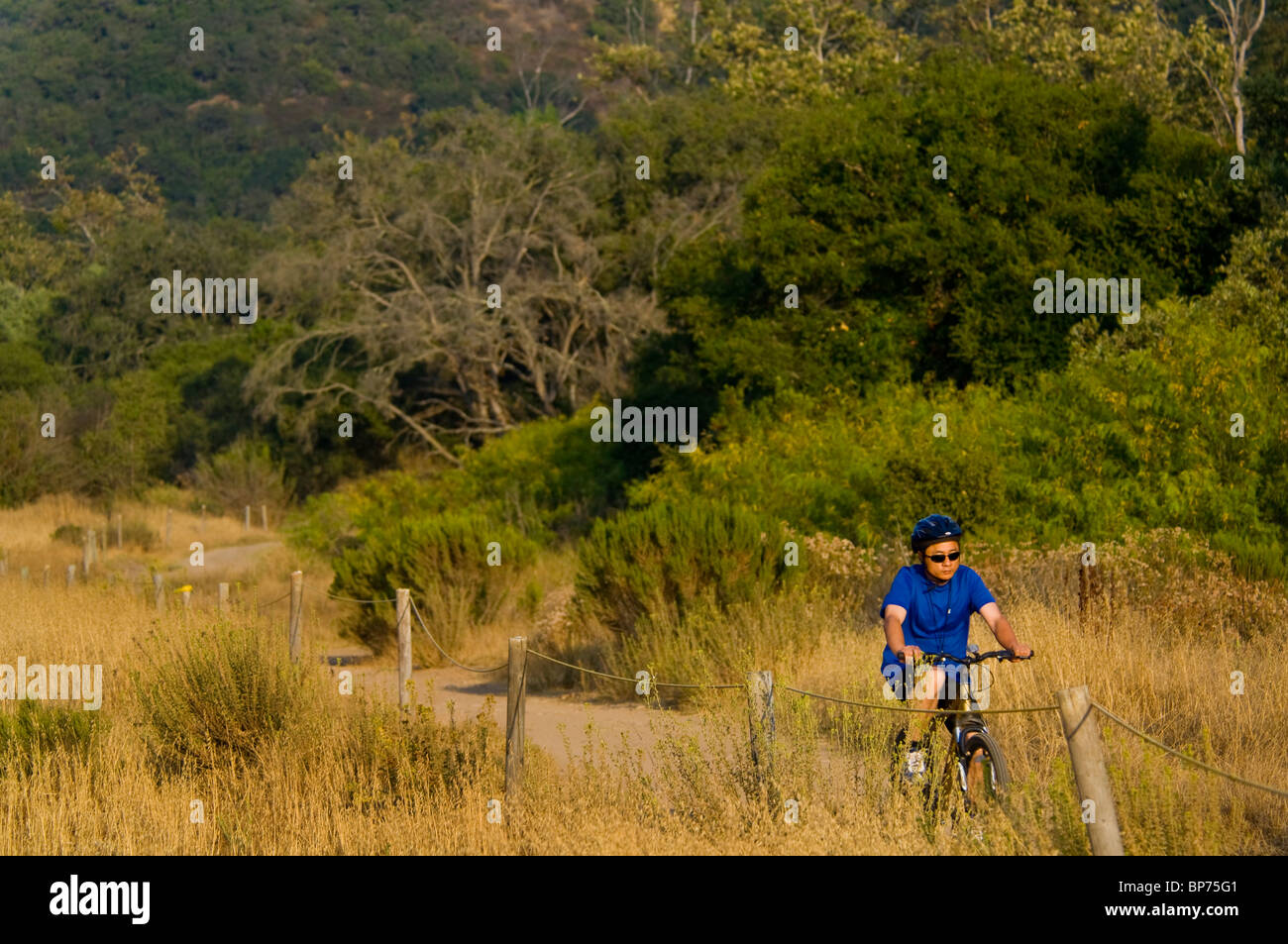 Du vélo de montagne sur sentier de terre à travers le Canyon Preserve Los Penasquitos, San Diego, Californie Banque D'Images