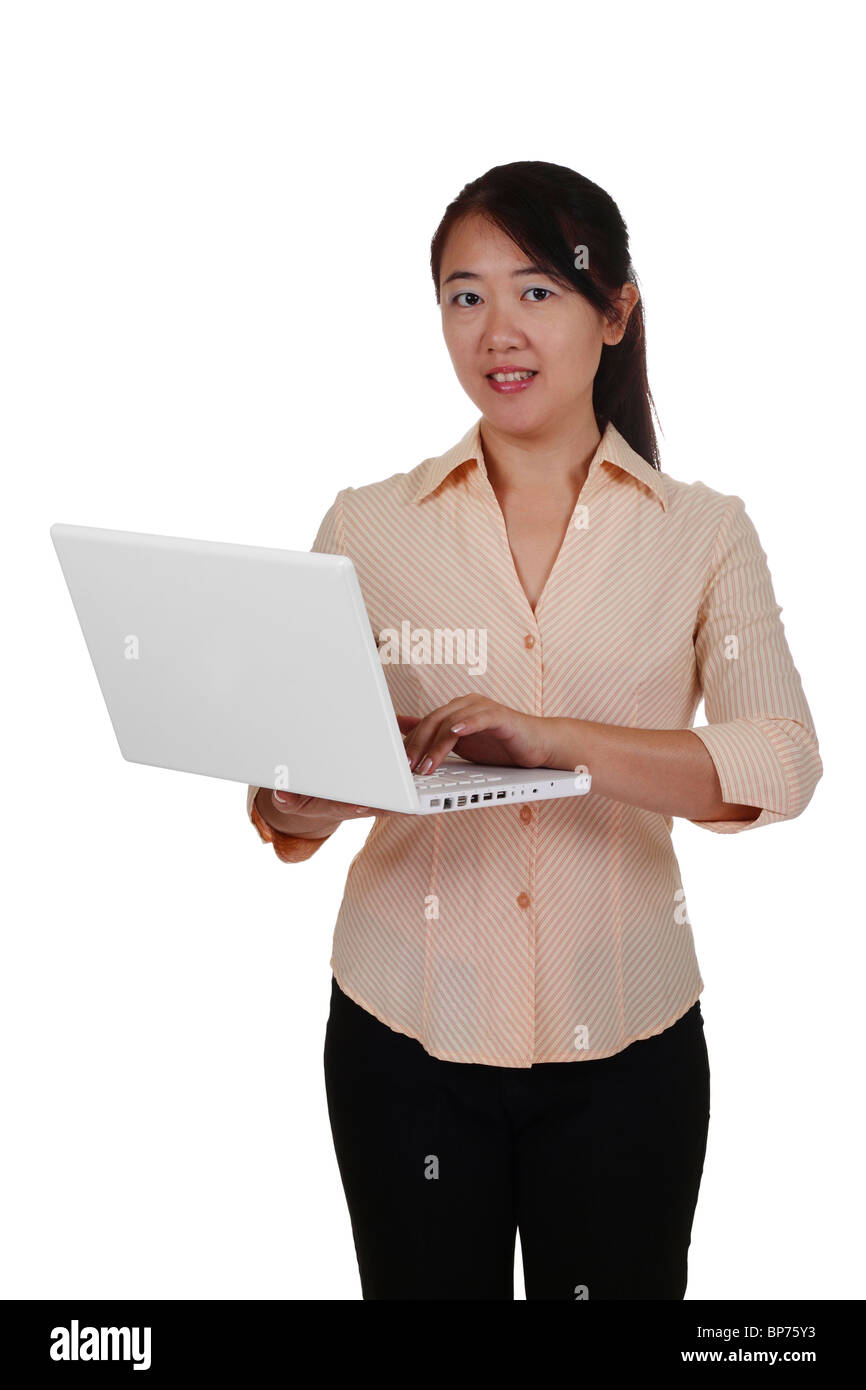 Un chef d'entreprise asiatique avec un ordinateur portable isolé sur fond blanc Banque D'Images