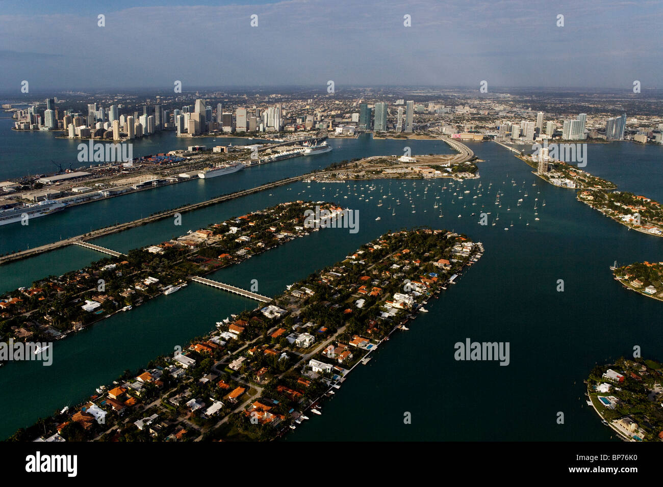 Vue aérienne au-dessus de l'Hibiscus et Palm Island vers port skyline Miami Floride Banque D'Images