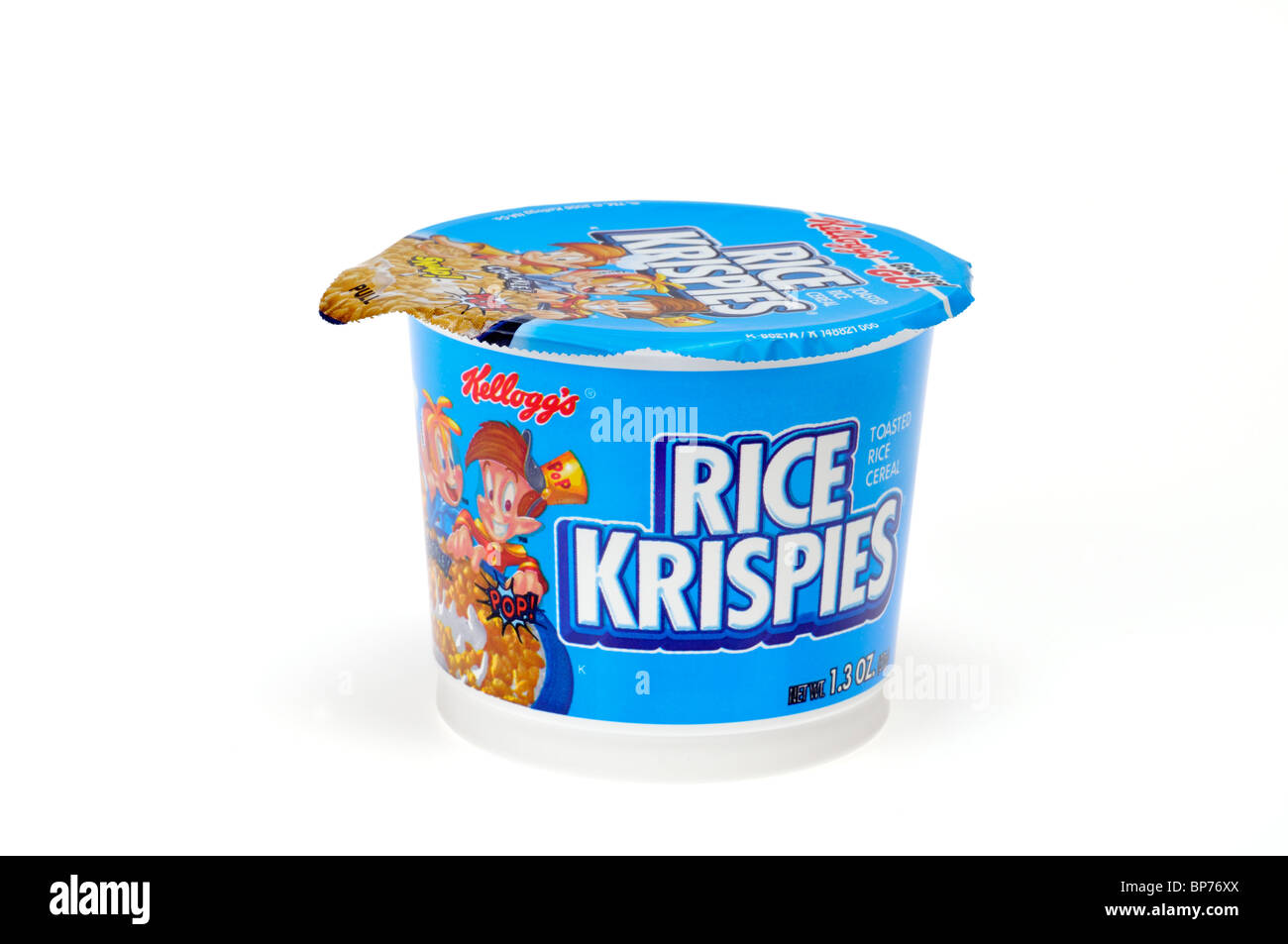 Contenant de la part des Rice Krispies céréales petit déjeuner isolé sur fond blanc. Banque D'Images