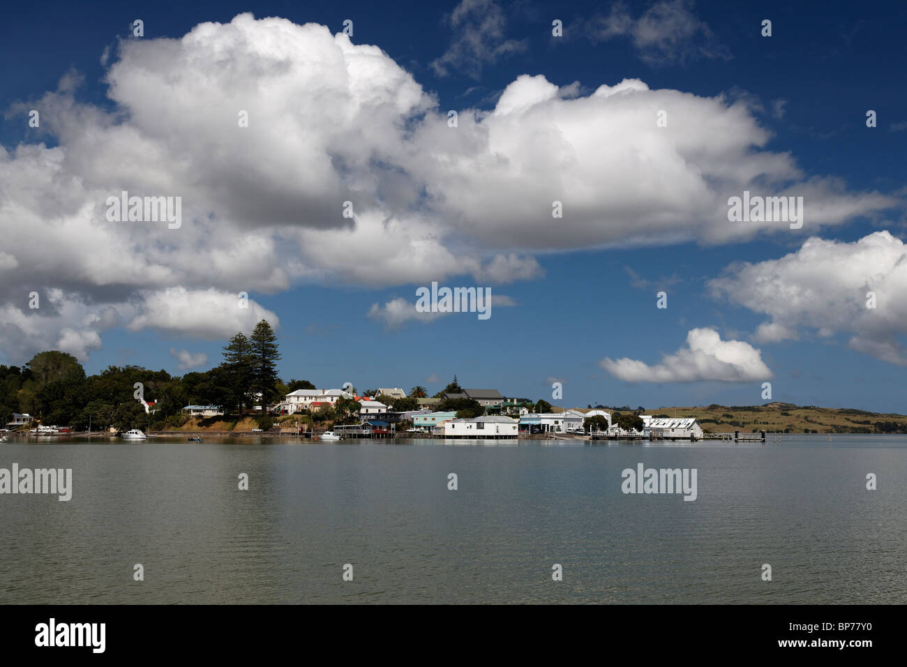 Les cumulus sur une nouvelle Zélande lac et village Banque D'Images