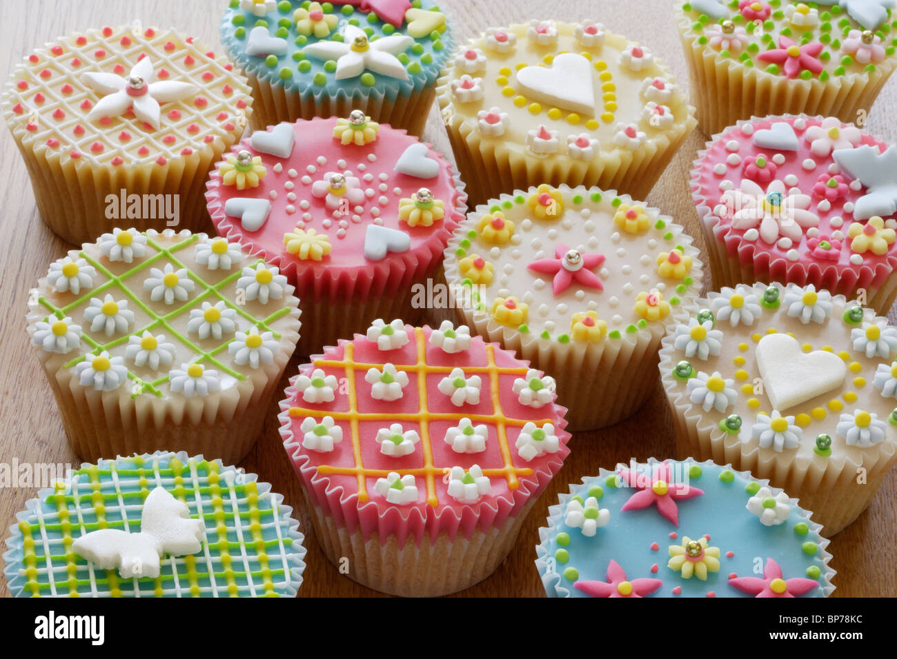 Décorés cupcakes ou fairy cakes Banque D'Images