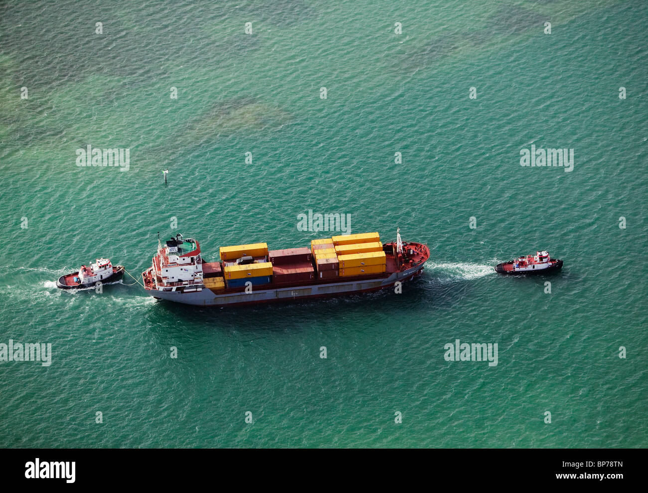 Vue aérienne au-dessus de remorqueurs porte-conteneurs Heina Rio remorquage Port de Miami en Floride Banque D'Images