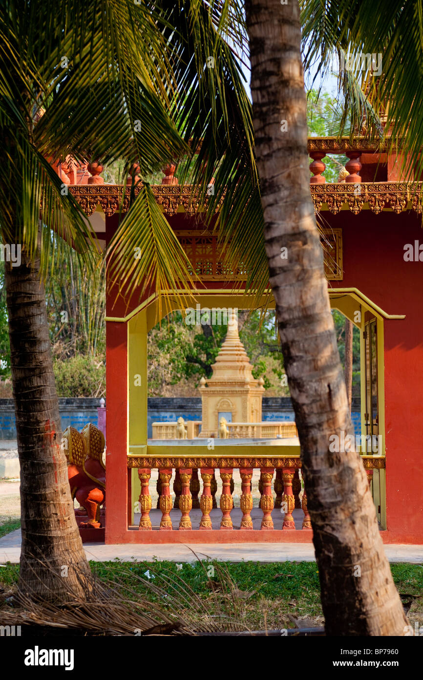 Stupa et de palmiers dans un cimetière cambodgien - La province de Siem Reap, Cambodge Banque D'Images