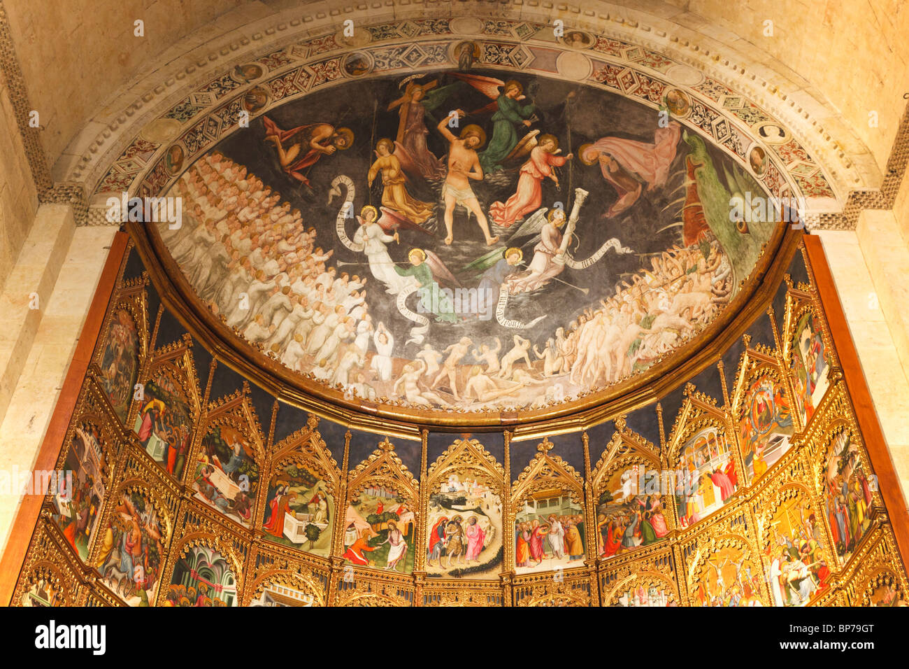 Salamanque, Espagne. Retable de Nicolas Florentino représentant le Jugement Dernier, en haut, et la vie du Christ dans l'ancienne cathédrale Banque D'Images