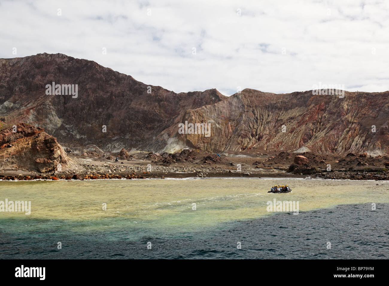 White Island Bay avec coloration à l'Suplhur la mer. Banque D'Images