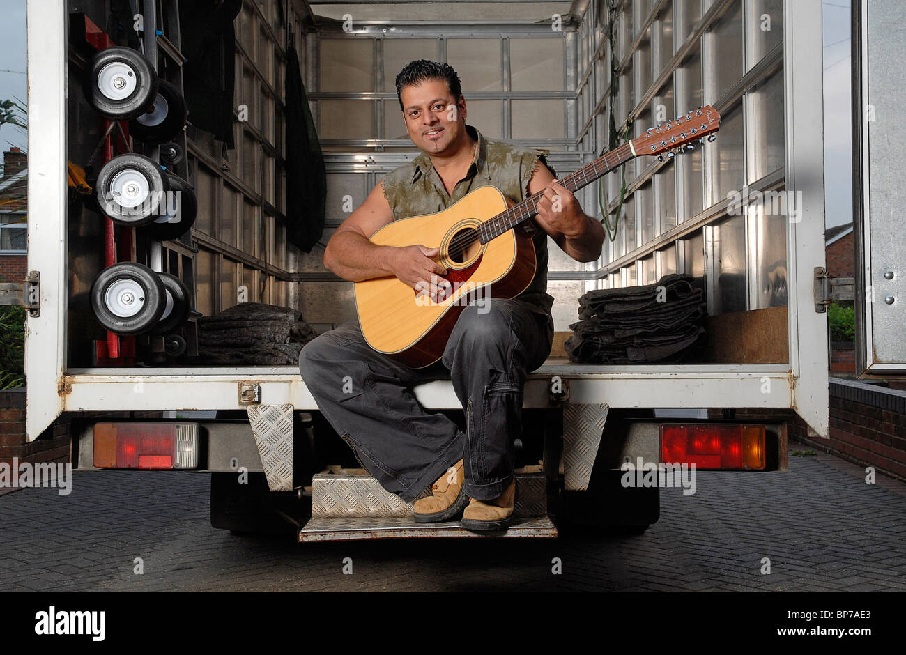 Dave Tiwary, l'homme dépose le chant- dans l'espoir de jouer à travers la crise du crédit. Northampton, Banque D'Images