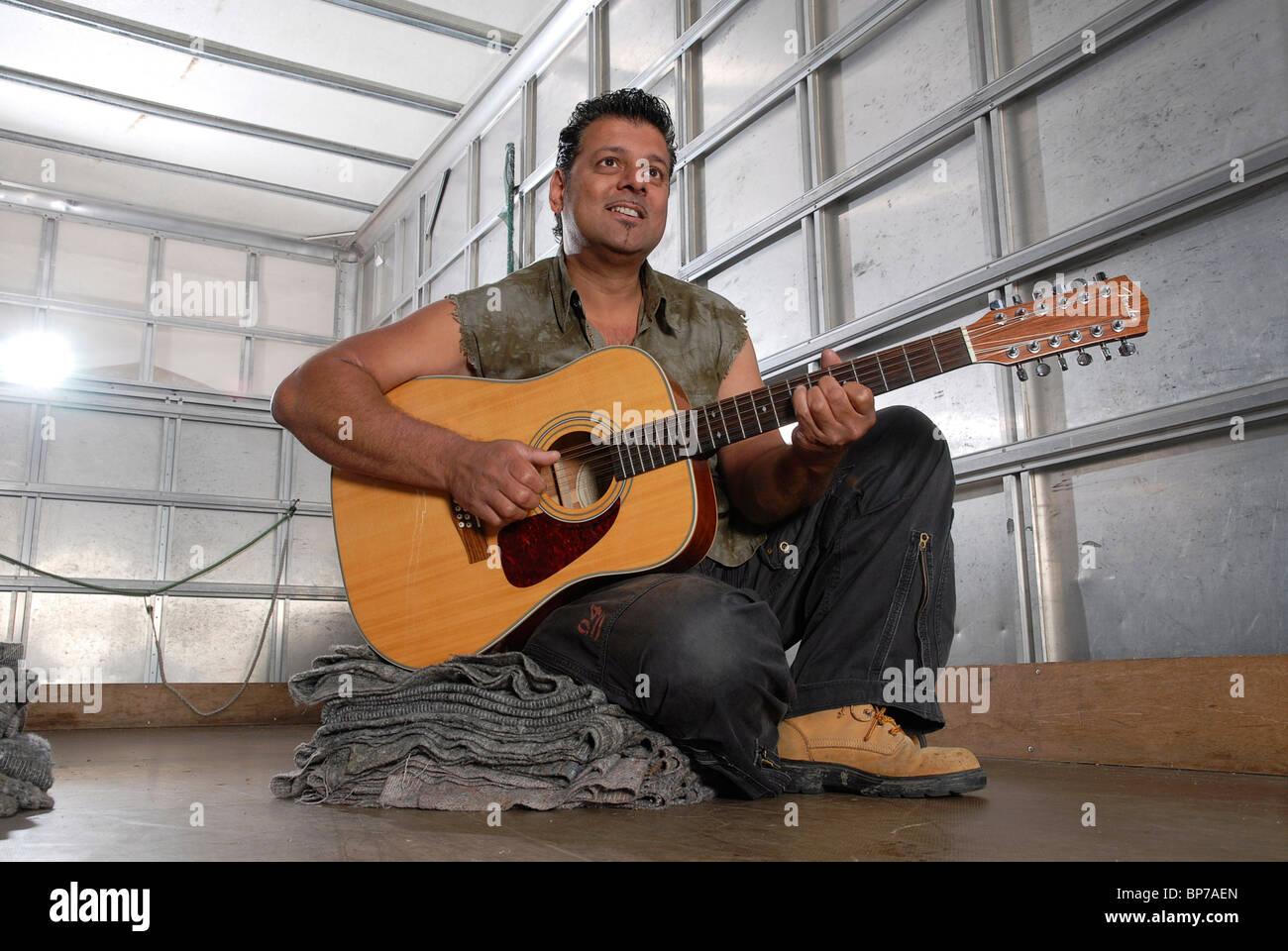 Dave Tiwary, l'homme dépose le chant- dans l'espoir de jouer à travers la crise du crédit. Northampton, Banque D'Images