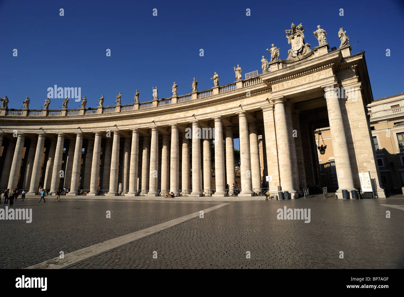 Italie, Rome, place Saint-Pierre, colonnade Bernini Banque D'Images