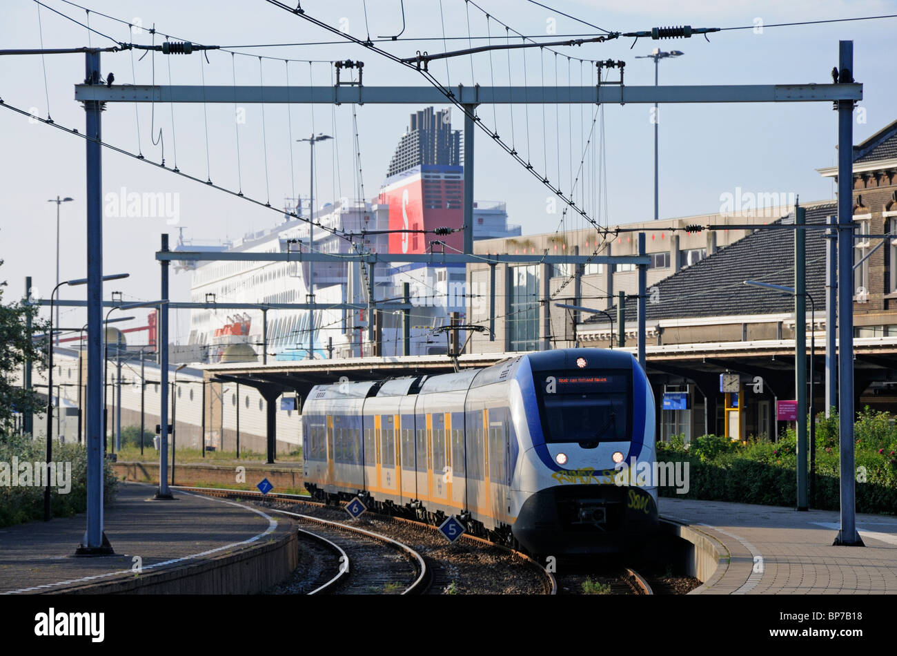 Crochet d'Hollande, Pays-Bas. Hoek van Holland Haven (port) Gare. Train à la plate-forme. Ferry Harwich en arrière-plan. Banque D'Images