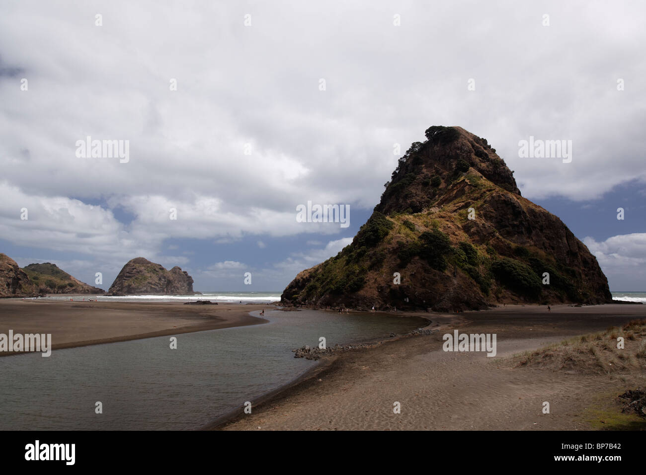 Lion Rock sur la plage de Piha avec Nun Rock sur le fond Banque D'Images