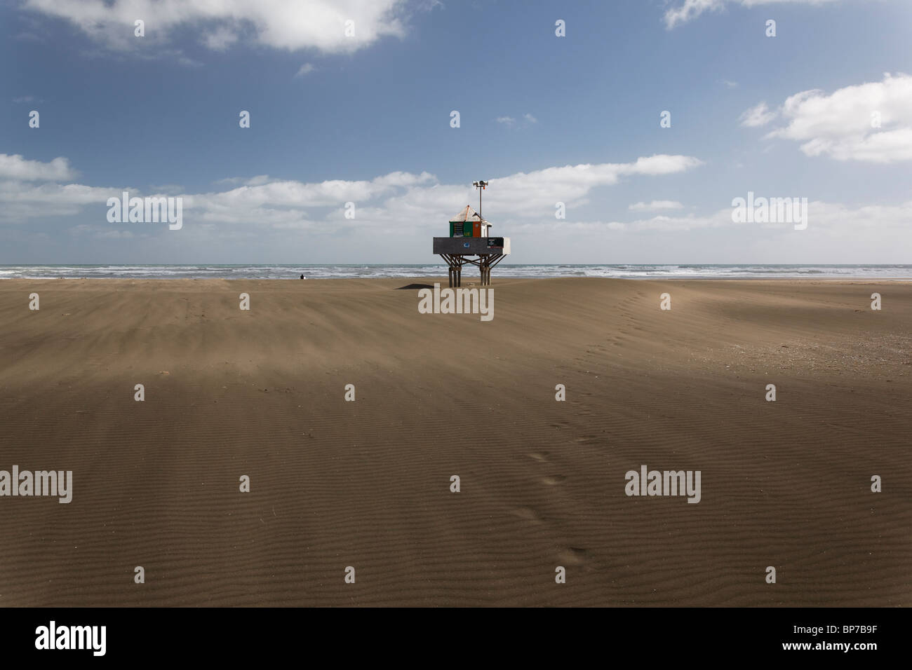 Une cabane de sauveteurs sur la plage Bethells, Auckland, Nouvelle-Zélande Banque D'Images