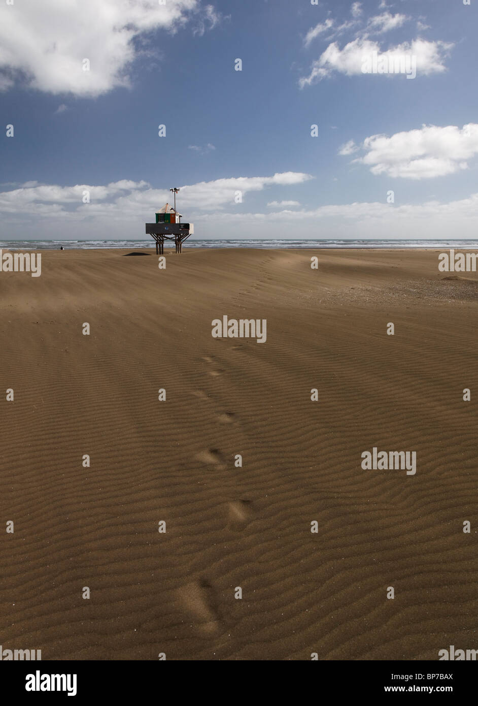 Une cabane de sauveteurs sur la plage Bethells, Auckland, Nouvelle-Zélande Banque D'Images
