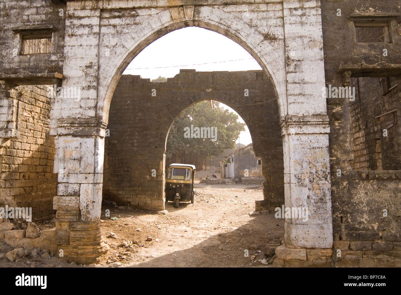 Un autorickshaw est stationné sous arcades près de l'Uparkot en Fort Junagadh, Gujarat, Inde. Banque D'Images