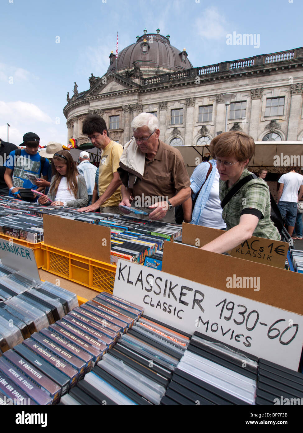 Les gens parcourant les films de seconde main au marché aux puces le week-end en plein air à côté de Museumsinsel avec Musée Bode de Berlin Mitte en arrière ge Banque D'Images