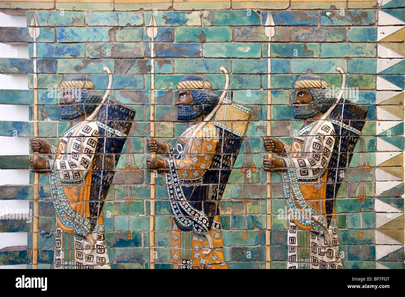 Les carreaux de couleur montrant un garde du corps royal du palais de Darrius I au Musée Pergamon de Berlin Allemagne Banque D'Images