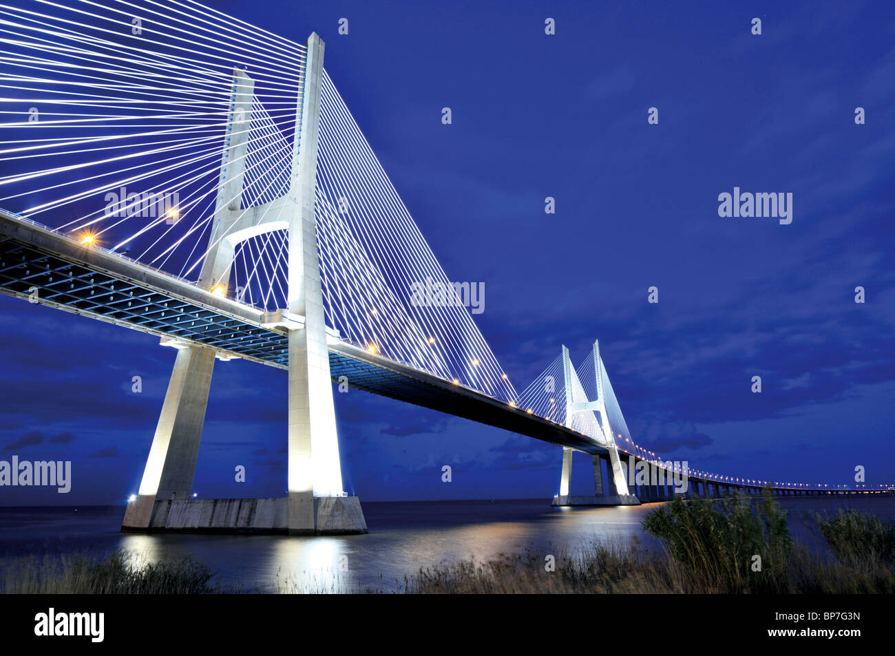 Portugal, Lisbonne : pont Ponte Vasco da Gama par nuit Banque D'Images