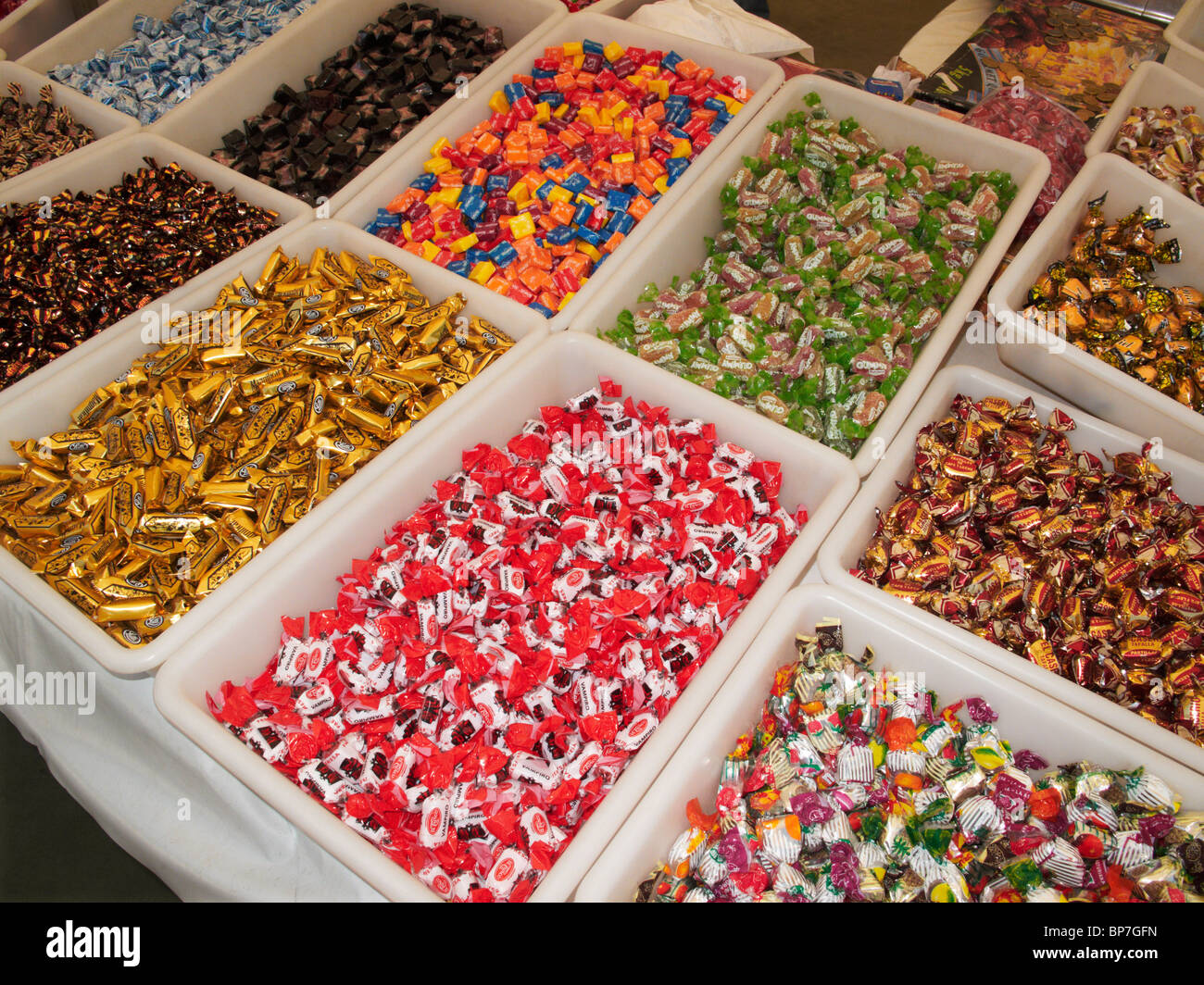 Des bonbons en vente sur stand. El Bosque, Sierra de Cádiz, Andalousie, espagne. Banque D'Images