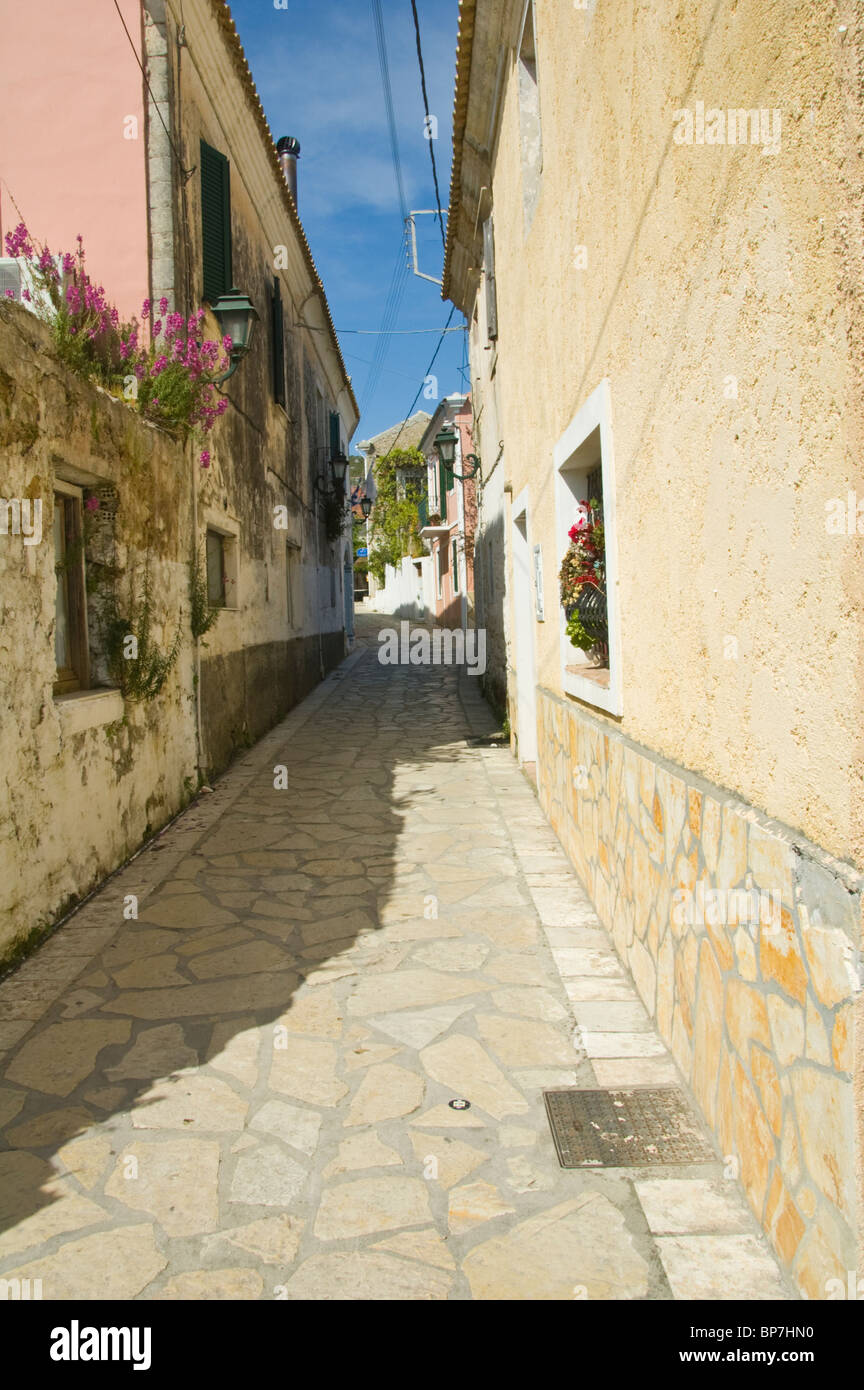 Ruelle de village de montagne traditionnel de Corfou Makrades grec sur l'île Méditerranéenne de Corfu Grèce GR Banque D'Images