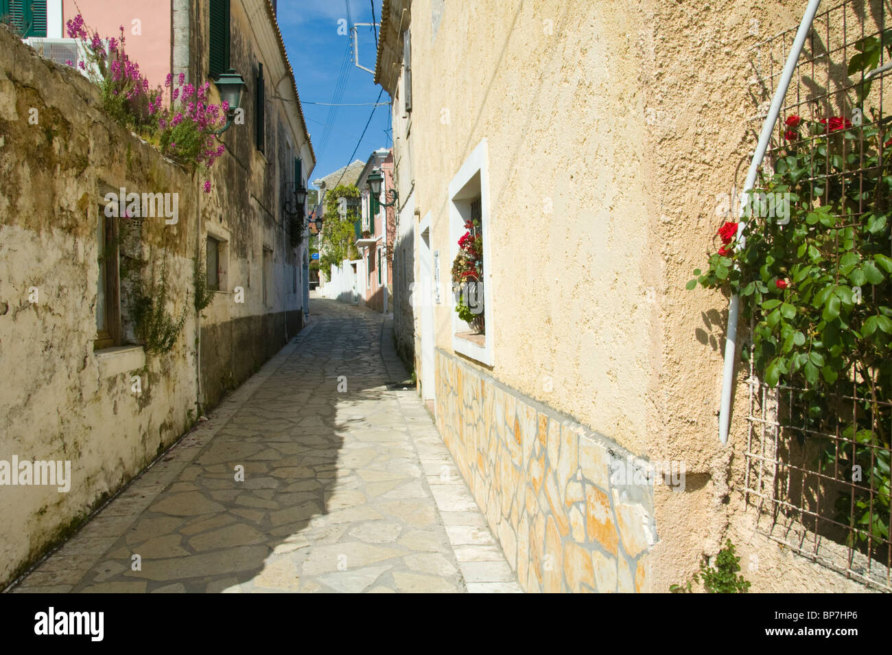 Ruelle de village de montagne traditionnel de Corfou Makrades grec sur l'île Méditerranéenne de Corfu Grèce GR Banque D'Images
