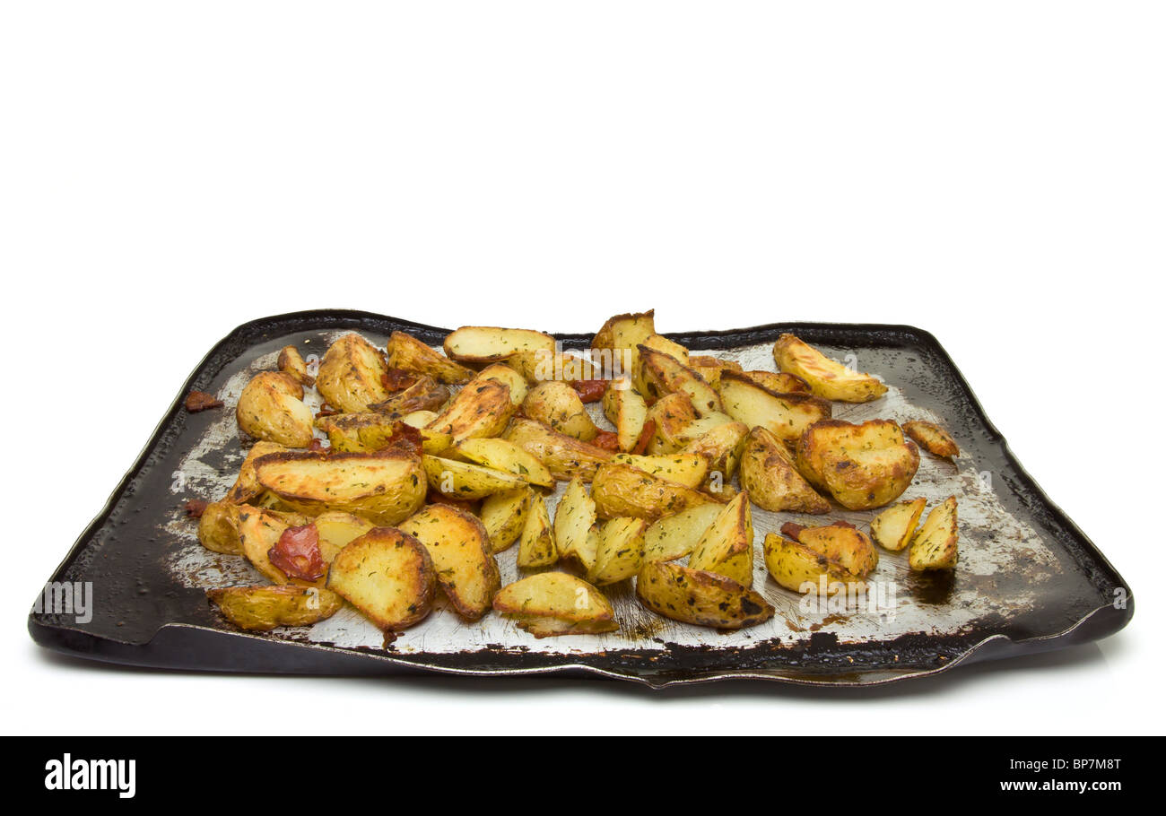 Quartiers de pommes de terre épicées avec Saucisson Chorizo sur la plaque de cuisson du four tout droit. Banque D'Images