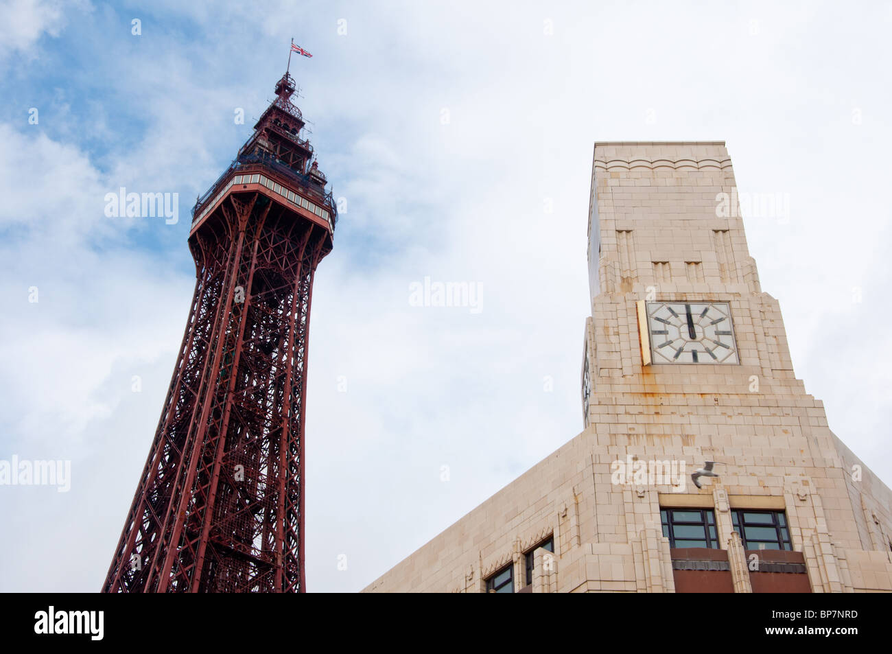 Bâtiment art déco en face de la tour de Blackpool Banque D'Images