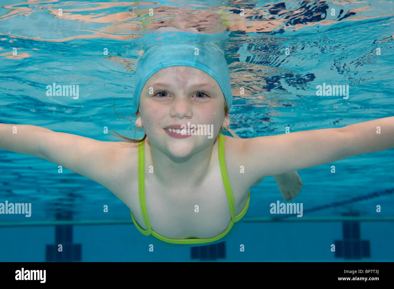 Photo sous-marine d'une jeune fille dans la piscine. Banque D'Images