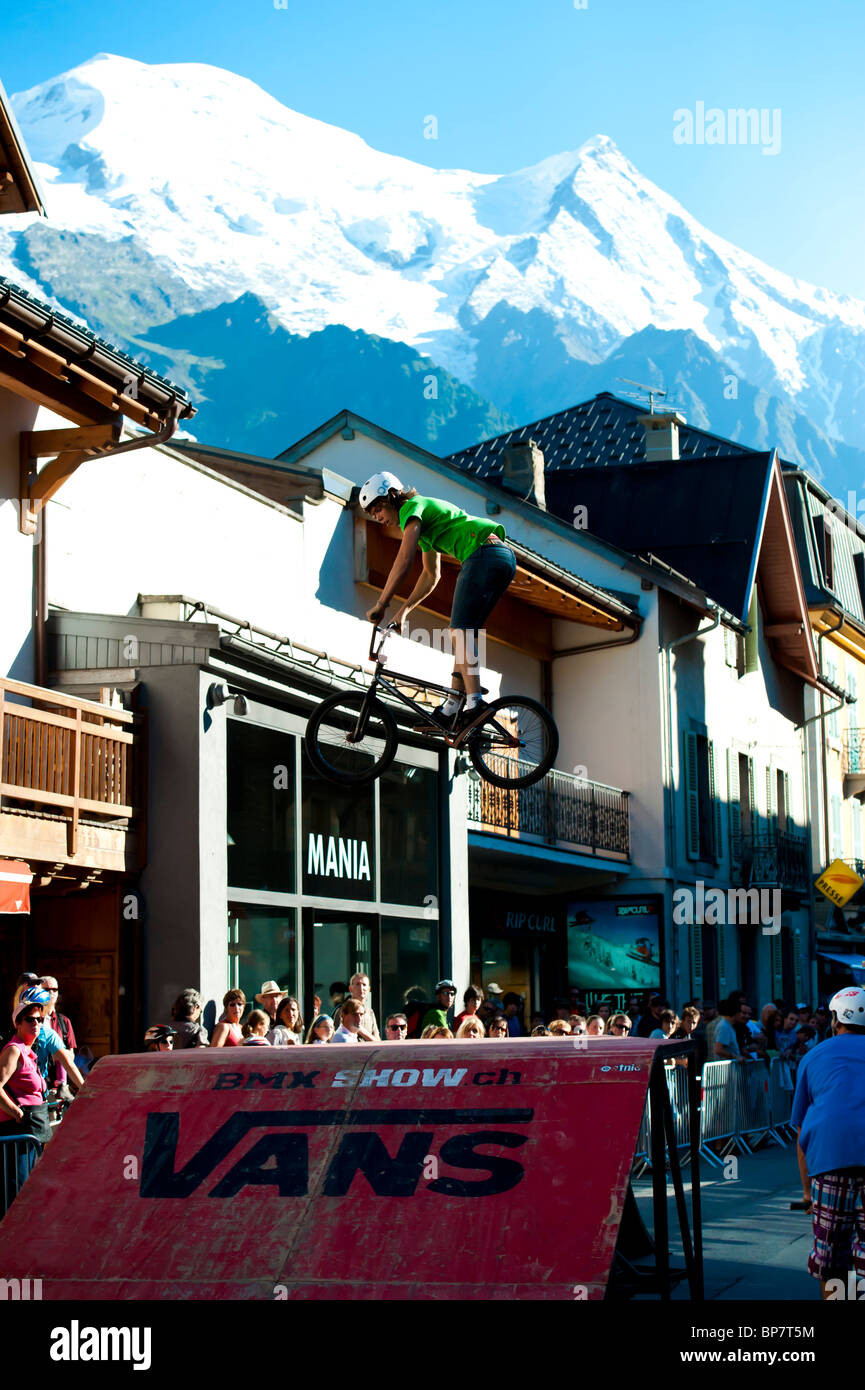 Vélo BMX tricks effectués à Chamonix Mont-Blanc, au coeur des Alpes françaises. Banque D'Images