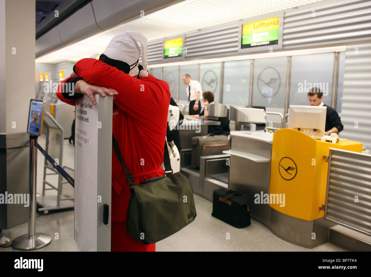 L'homme au check-in de Lufthansa, Berlin, Allemagne Banque D'Images