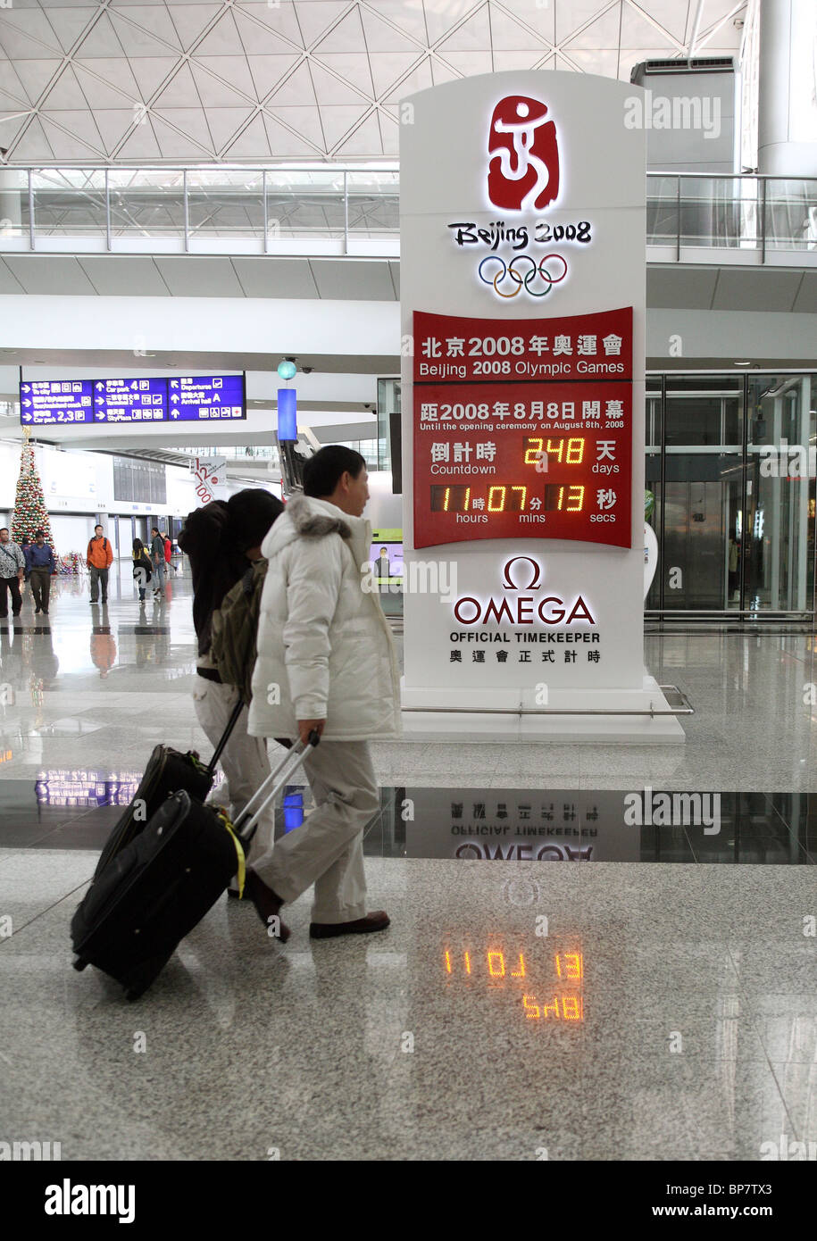 Compte à rebours des Jeux Olympiques d'été de 2008 à l'aéroport de Chek Lap Kok, Hong Kong, Chine Banque D'Images