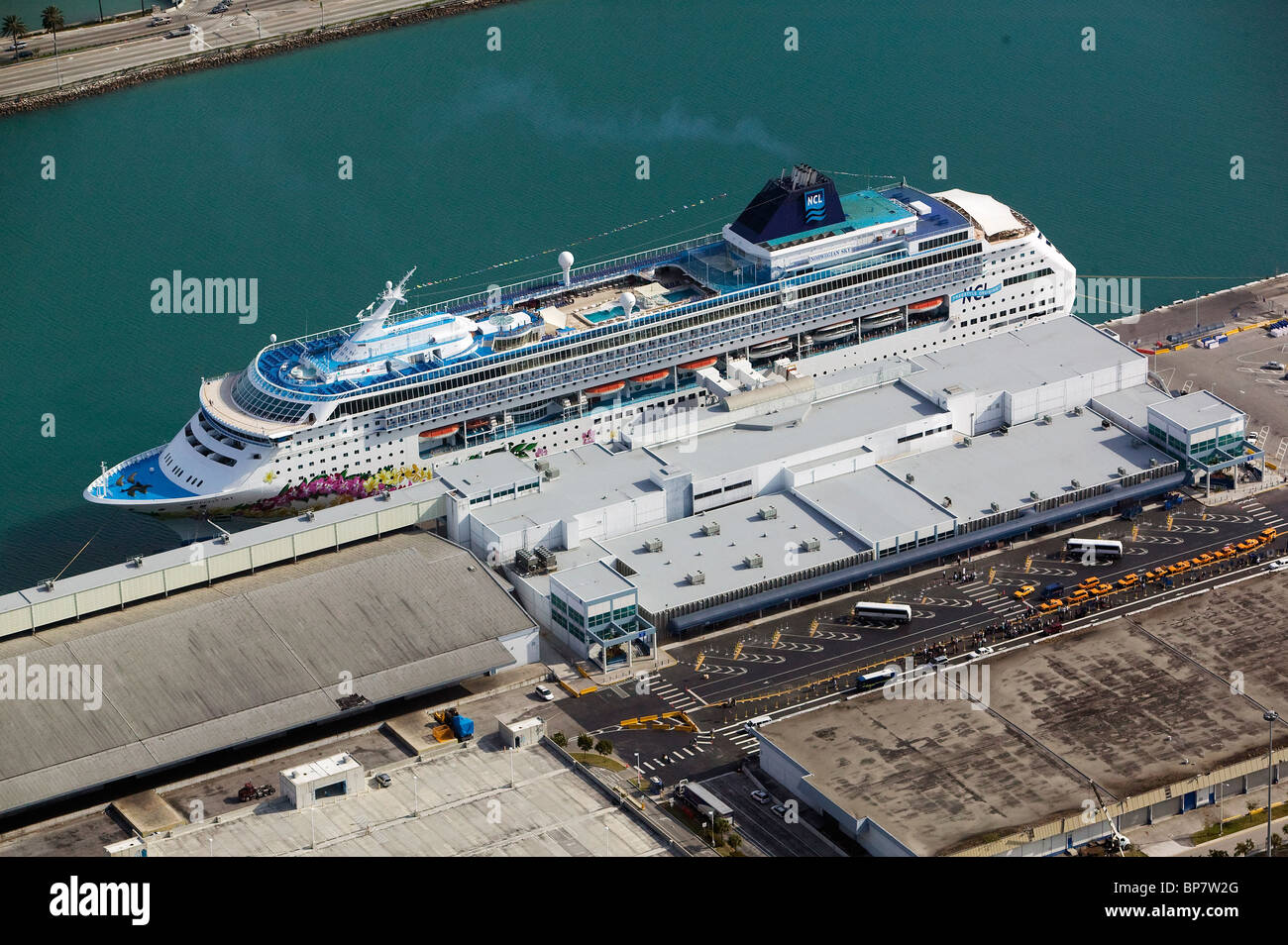 Vue aérienne au-dessus de Norwegian Cruise Lines NCL Norwegian Sky bateau amarré Port de Miami en Floride Banque D'Images