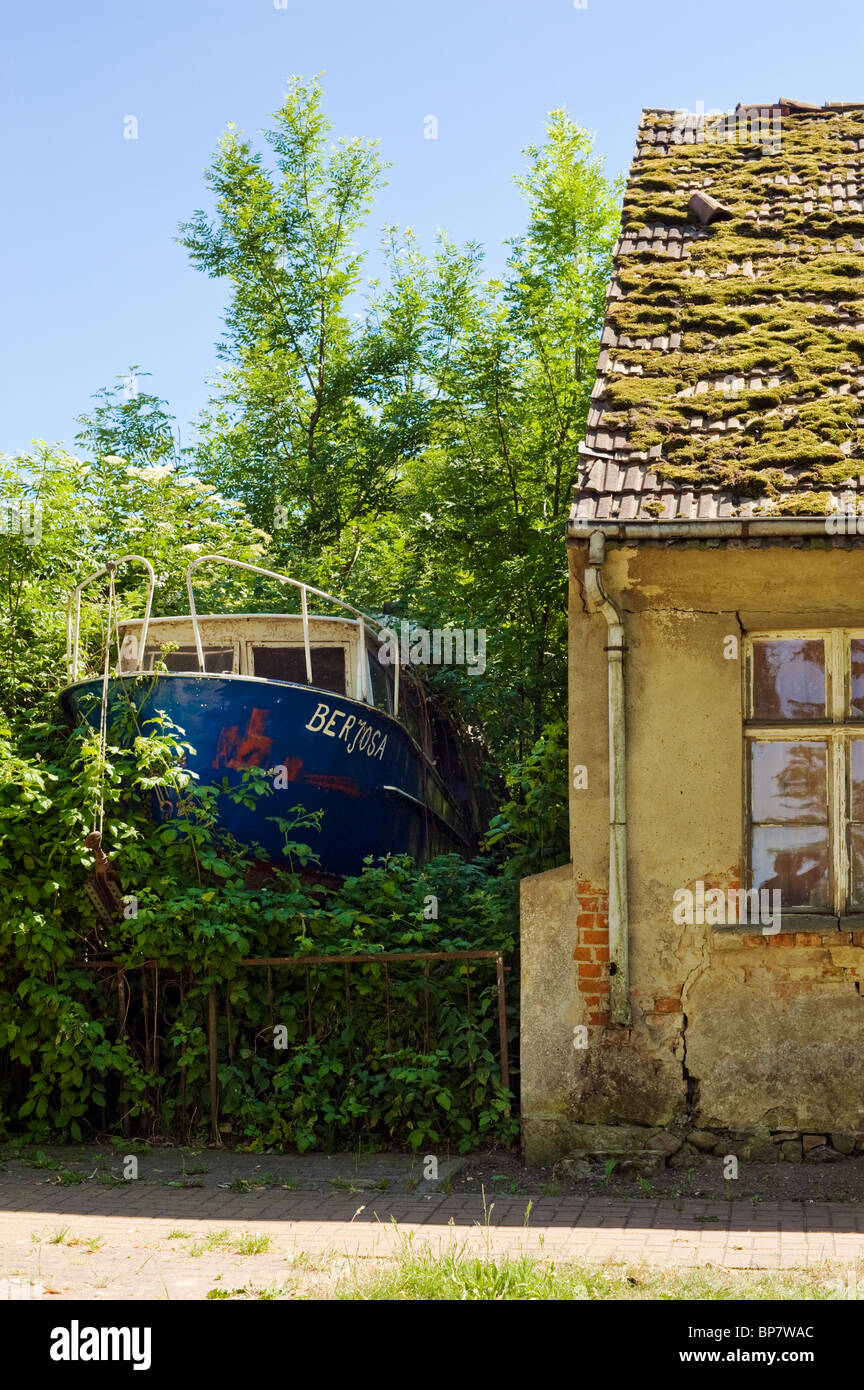 Voile stockés à côté d'une maison, Lichtenberg, district Neuruppin, Brandenburg, Allemagne Banque D'Images