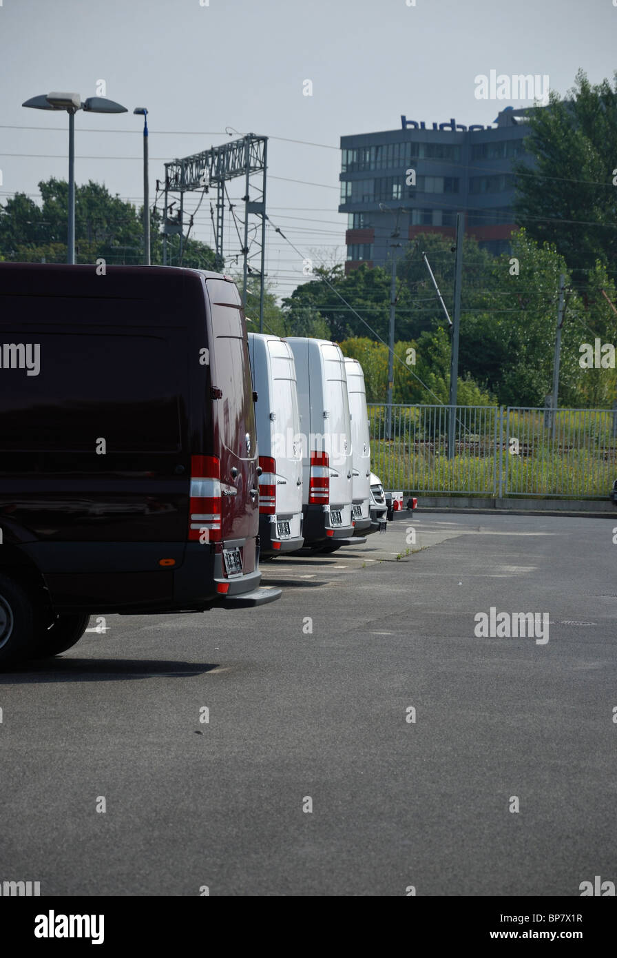 Mercedes-Benz Véhicules Utilitaires moyen (MCV) en vente dans une rangée - Gottlieb Daimler Street 1 Mo's à Varsovie Banque D'Images