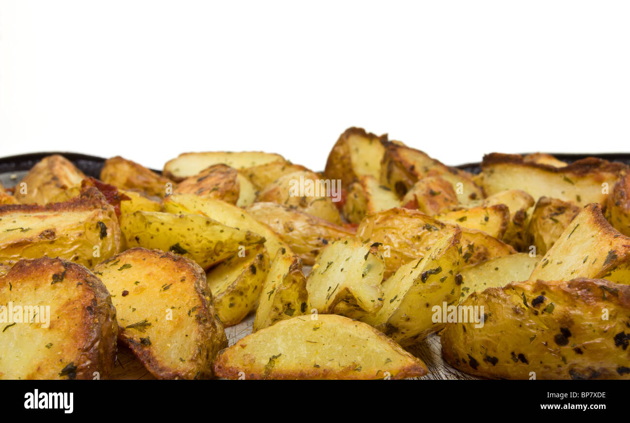Quartiers de pommes de terre épicées avec Saucisson Chorizo sur la plaque de cuisson du four tout droit. Banque D'Images