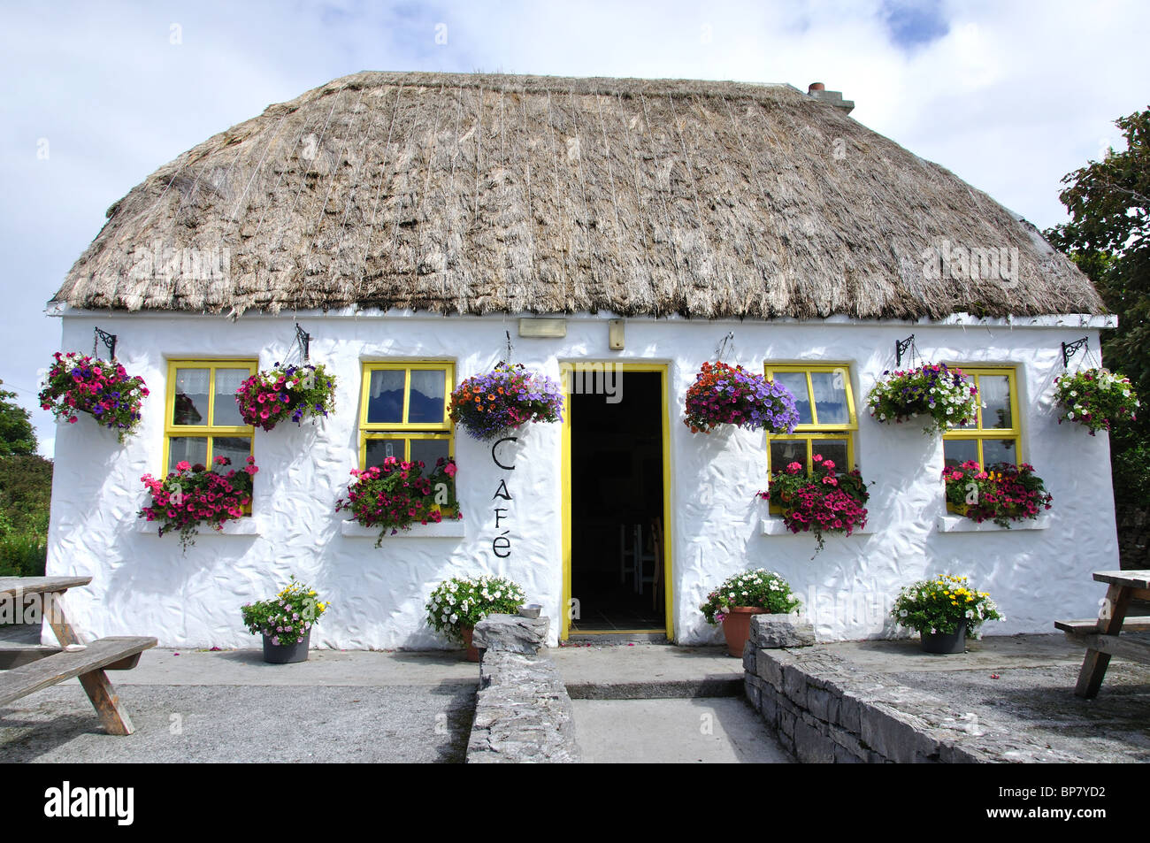 Café sur le toit de chaume de Inishmór Aran Island près de Dun Aengus Banque D'Images