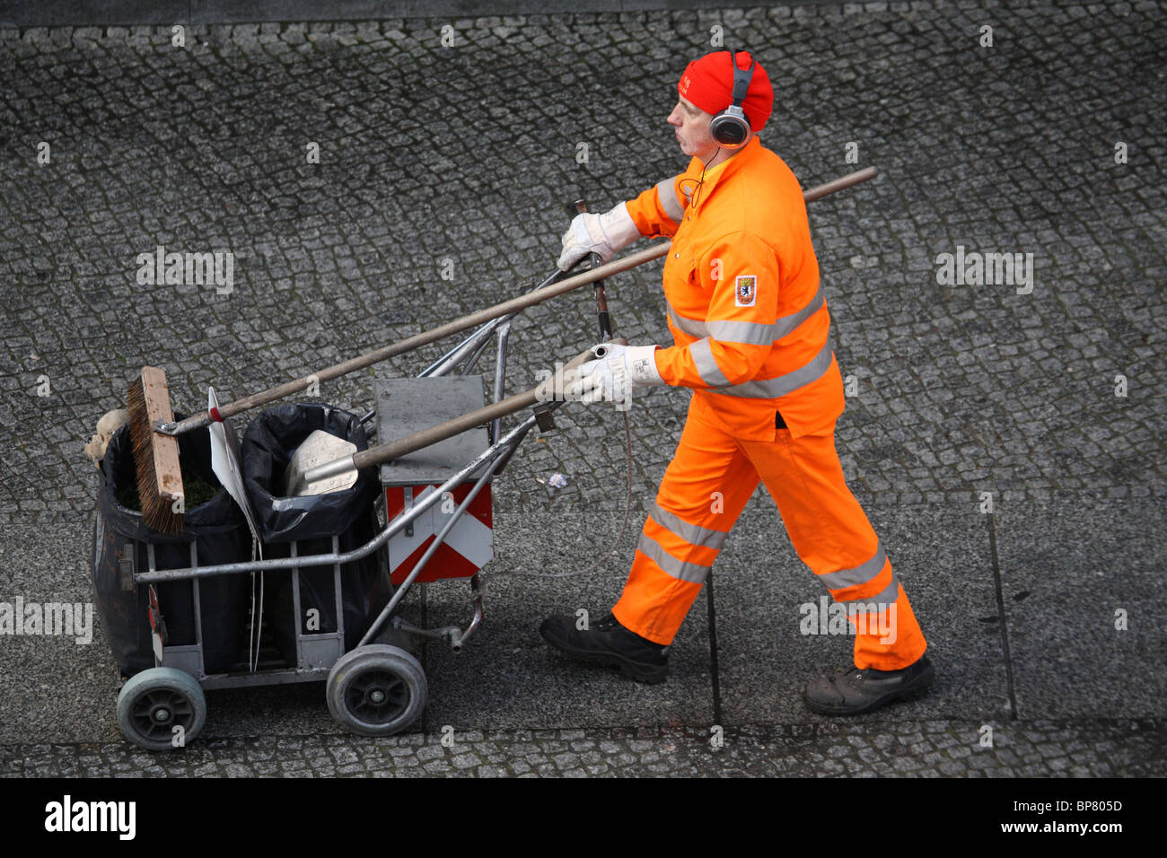 Un employé de la BSR (la société de gestion des déchets municipaux à Berlin), Berlin, Allemagne Banque D'Images