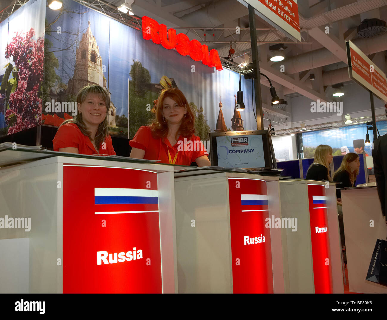 Deux jeunes femmes sur le stand de la Russie à l'ITB Berlin, Allemagne Banque D'Images