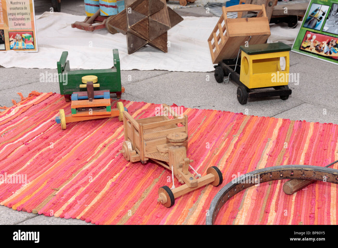 Une exposition de vieux jouets en bois à une foire artisanale à Adeje à Tenerife Espagne Europe Banque D'Images