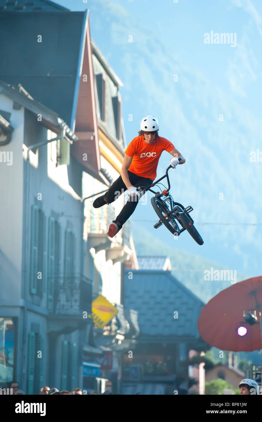 Vélo BMX tricks effectués à Chamonix Mont-Blanc, au coeur des Alpes françaises. Banque D'Images
